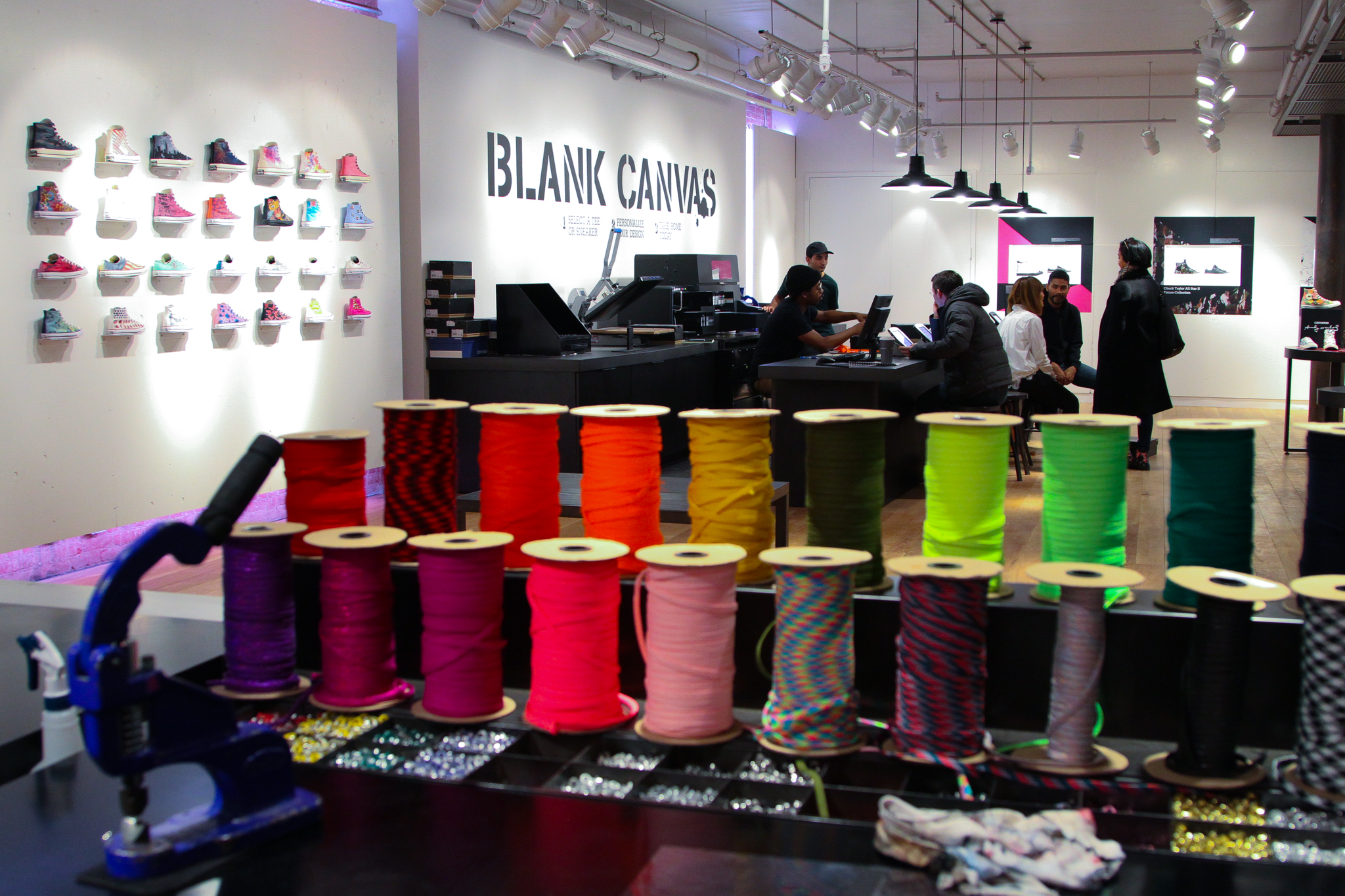 Escarpa de primera categoría Noveno Behind the scenes at Converse's in-store 'Blank Canvas' customization shop  - Digiday