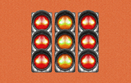 GIF of three traffic lights blinking in different orders, symbolizing real-time traffic shaping and optimization in programmatic advertising