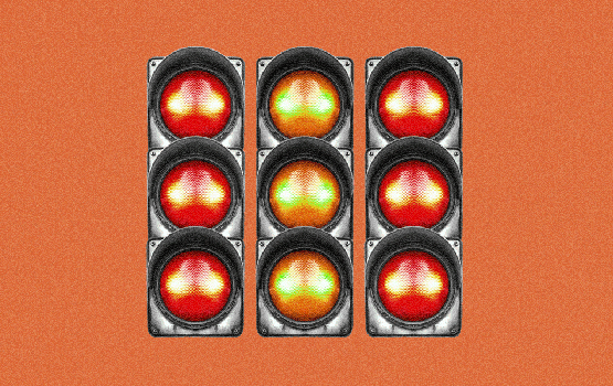 GIF of three traffic lights blinking in different orders, symbolizing real-time traffic shaping and optimization in programmatic advertising